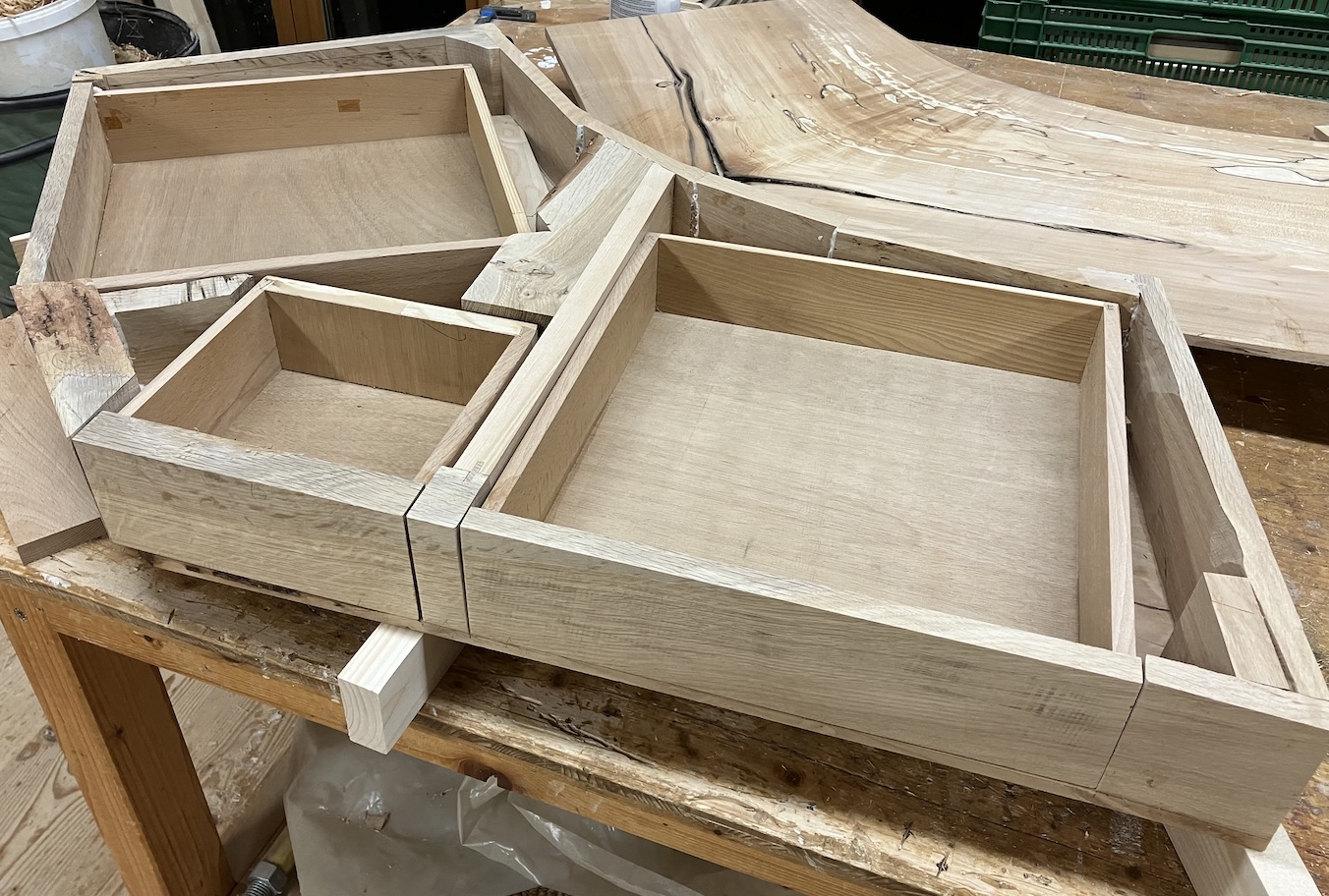 Die Front und sämtliche Wände sind aus selbst gesägtem Eichenholz. Innen gibt es nur wenig Raum, der nicht für Schubladen oder die stabilisierenden Elemente genutzt wird.